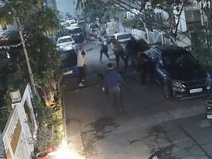 Miscreants beat four youths with sticks in Bhopal.