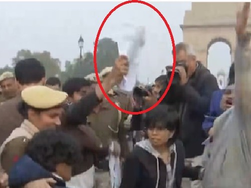 Students in Delhi raised slogans of Hidma Amar Rahe