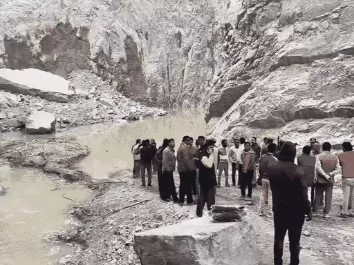 sonbhadra-mine-accident-rescue-operation-75-ton-rock-5-bodies