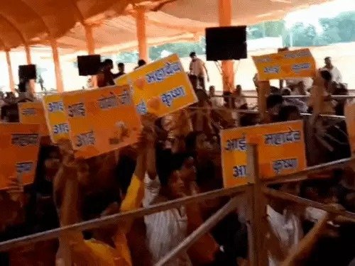 आगरा के ताजमहल के अंदर बाल विदुषी लक्ष्मी का शिव तांडव पाठ वीडियो वायरल। बाल विदुषी बोलीं– ये ताजमहल नहीं, तेजोमहालय है। लक्ष्मी अब तक 35 से अधिक कथाएं कर चुकी हैं। 