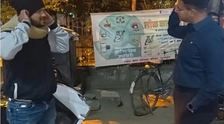 एसपी से कान पकड़कर मांगी मांफी