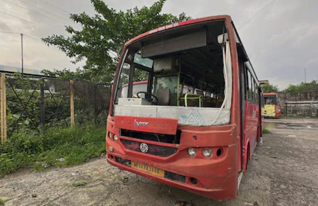 कंडम बस.