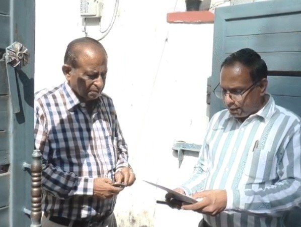 मतदाताओं से जानकारी लेते तहसीलदार