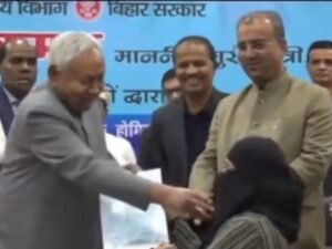 नीतीश ने खींचा मुस्लिम महिला का हिजाब,