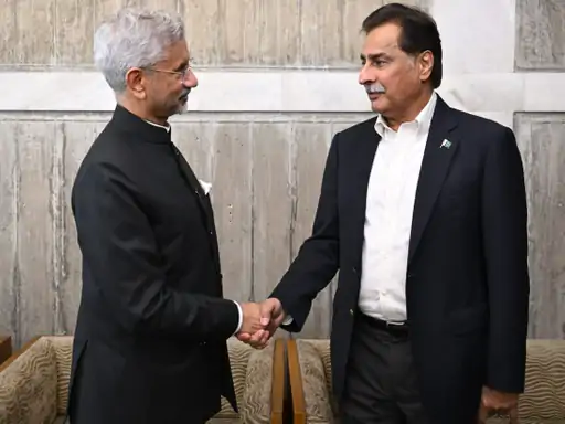 जयशंकर–अयाज सादिक हैंडशेक: जयशंकर ने पाक स्पीकर से हाथ मिलाया