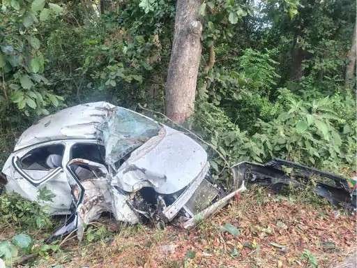 Uttarakhand Car Accident News उत्तराखंड में पेड़ से टकराई कार का हादसे का दृश्य