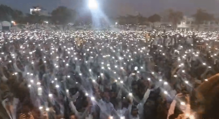 मोबाइल का लाइट जला कर विरोध प्रदर्शन