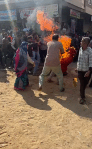 लोगों ने बुझाई आग