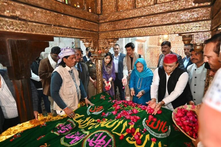 Akhilesh Yadav Dargah Agra