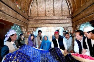 अखिलेश यादव आगरा की हजरत शेख सलीम चिश्ती की दरगाह पहुंचे