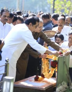 बालासाहेब ठाकरे को श्रद्धांजलि दी