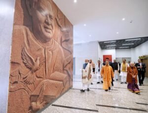 दीनदयाल उपाध्याय, श्यामा प्रसाद मुखर्जी और अटल बिहारी वाजपेयी की प्रतिमाएं