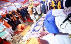 CM योगी ने टेका माथा