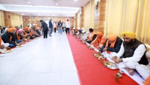 CM ने लंगर खाया