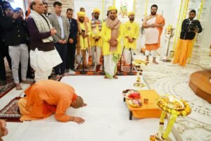 CM योगी आदित्यनाथ ने किया दंडवत प्रणाम