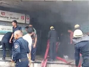 कॉम्प्लेक्स में सुबह करीब 9 बजे आग लगी।