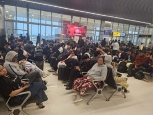 24-24 घंटे इंतजार कर रहे यात्री