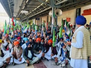 अमृतसर समेत कई जगह ट्रैक पर धरना