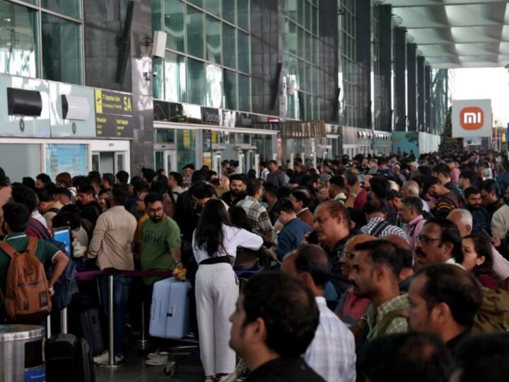 एयरपोर्ट पर लगी भीड़