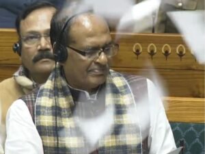 सदन में विपक्ष ने फेंके कागज