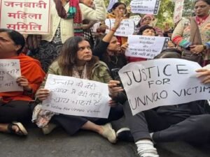 पीड़िता के परिवार के साथ-साथ सामाजिक संगठनों ने दिल्ली हाईकोर्ट के बाहर प्रदर्शन