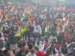 धरने पर बैठे लोग