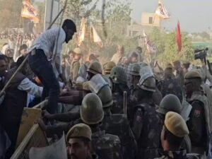 पुलिस और किसानों के बीच झड़प