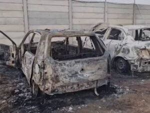 गाड़ियों में लगाई आग