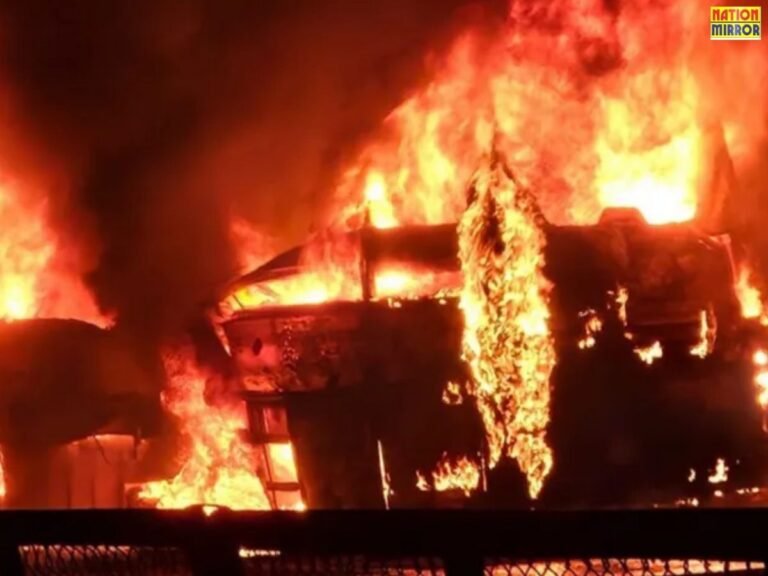 Karnataka Bus catches fire after collision देर रात स्लीपर बस में टक्कर के बाद लगी आग, 12 लोग जिंदा जले!