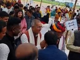 Rajgarh mp viral news: राजगढ़ में देर से पहुंचे अफसर तो पैर छूने लगे सांसद