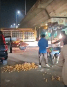 सब्जियों को सड़क पर फेंका