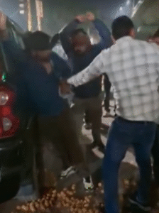 शराबी युवक को गाड़ी से खींचकर बाहर निकाला