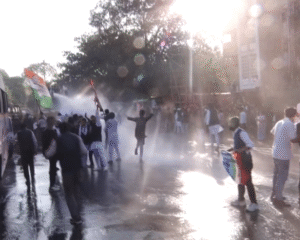 पुलिस ने किया वाटर केनॉन का इस्तेमाल