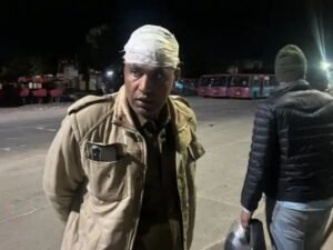 पत्थरबाजी में घायल पुलिसकर्मी