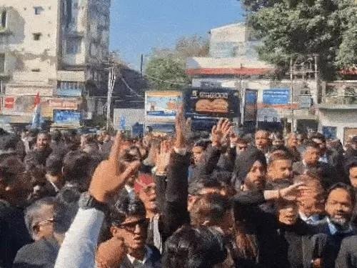 देहरादून में वकीलों का प्रदर्शन, महीनेभर से जारी आंदोलन