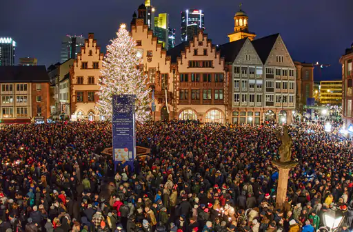 christmas-celebration-bethlehem-vatican-pope-leo जीसस के जन्मस्थल पर लौटी रौनक: 2 साल बाद बेथलेहम में धूमधाम से क्रिसमस