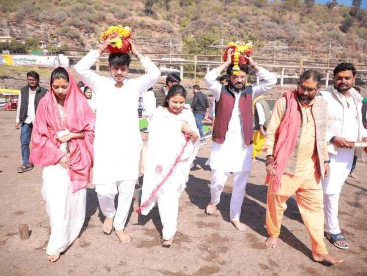 MP News: नर्मदा परिक्रमा पर सीएम डॉ मोहन के बेटे-बहू