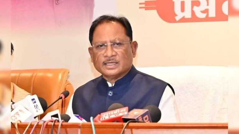 CM विष्णु देव साय कैबिनेट बैठक में निर्णय लेते हुए