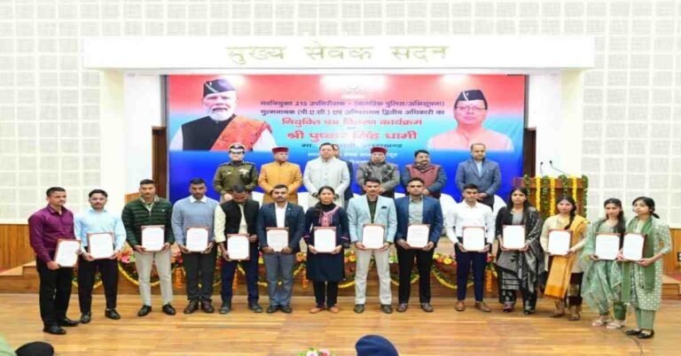 Uttarakhand Police Recruitment सीएम ने 215 SI को सौंपे नियुक्ति पत्र