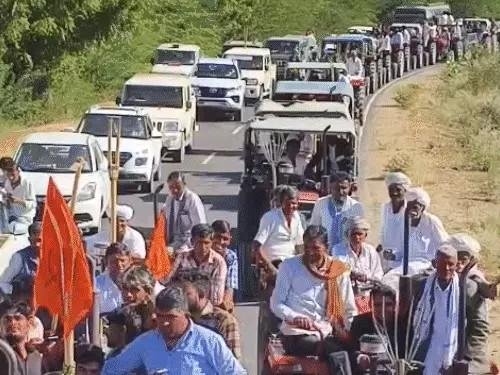 बाड़मेर में कलक्ट्रेट घेराव करते किसान, मांगों को लेकर उग्र आंदोलन