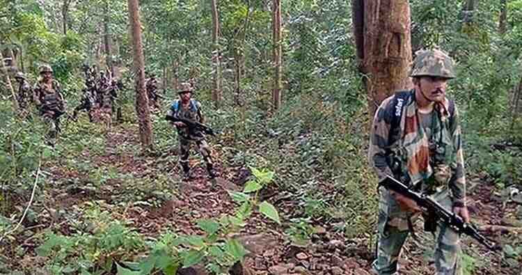 छत्तीसगढ़ में 33 नक्सलियों का आत्मसमर्पण, सुरक्षा बलों के सामने हथियार डालते नक्सली