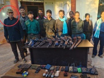 “छत्तीसगढ़ में रामधेर मज्जी समेत 12 नक्सलियों ने सुरक्षा बलों के सामने आत्मसमर्पण किया।”