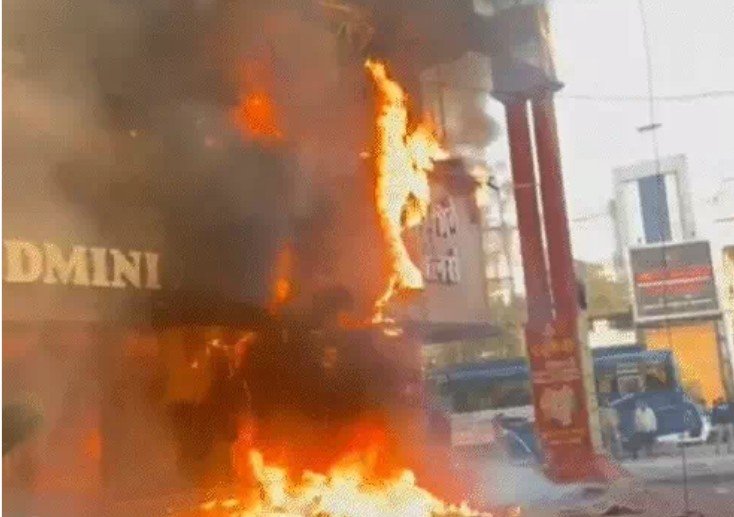 कोरबा एसएस प्लाजा में भीषण आग लगी, ज्वेलरी और कपड़ा की दुकानें खाक