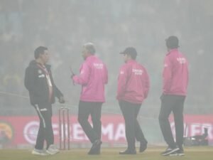 अंपायर्स ने 4 बार ग्राउंड का निरीक्षण किया