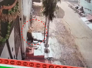 गिट्टी भरभराकर उन पर आ