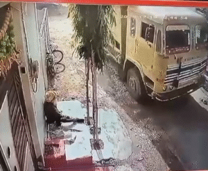 चालक डंपर छोड़ भाग निकला