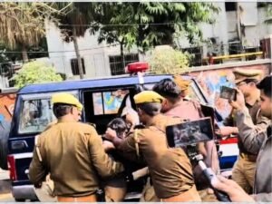 छात्रों और पुलिसकर्मियों के बीच झड़प