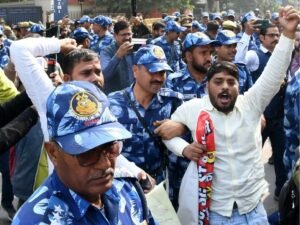 UPPSC के खिलाफ छात्रों ने प्रयागराज में जोरदार प्रदर्शन