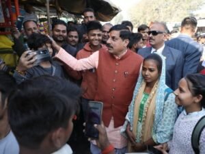 बच्चों से बात करते सीएम