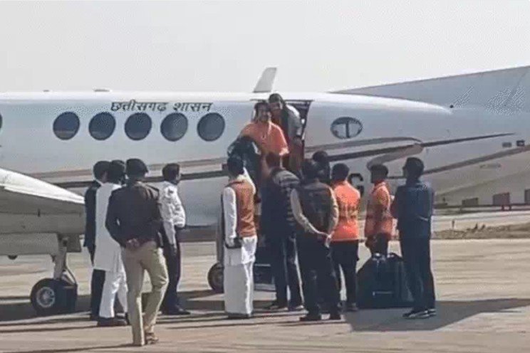 बाबा पहुंचे रायपुर